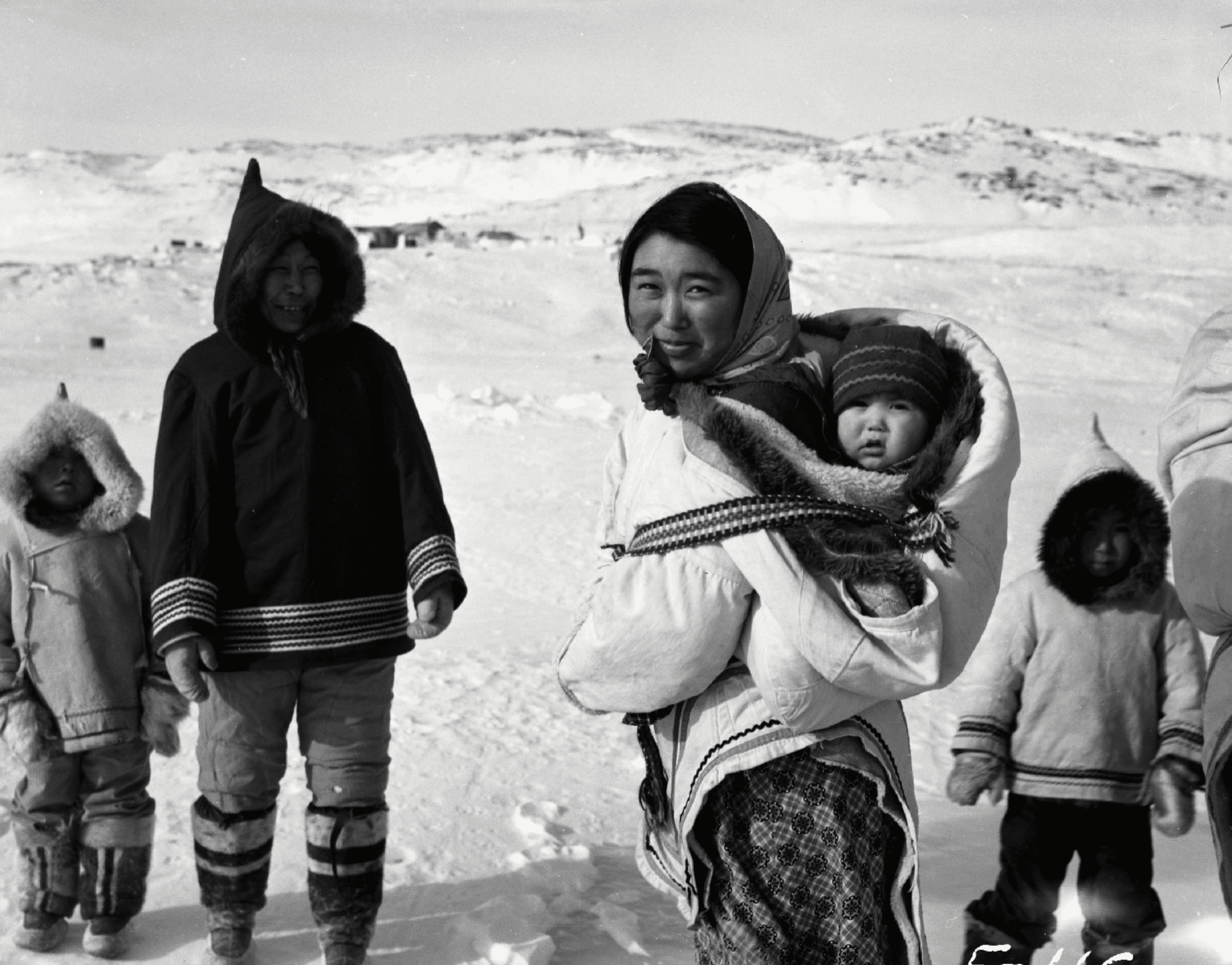 Séries de photographies : vie quotidienne des Inuits du Nouveau-Québec (aujourd'hui appelé Nord-du-Québec)