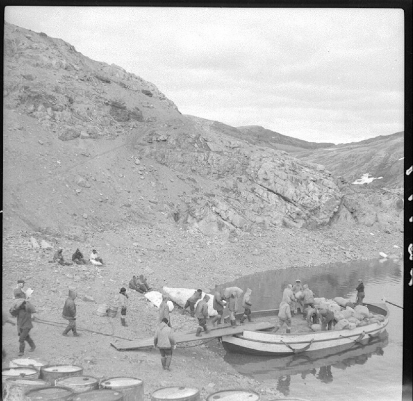 Série photographique : ravitaillement des postes de la compagnie de la Baie d'Hudson et patrouillage des eaux arctiques 