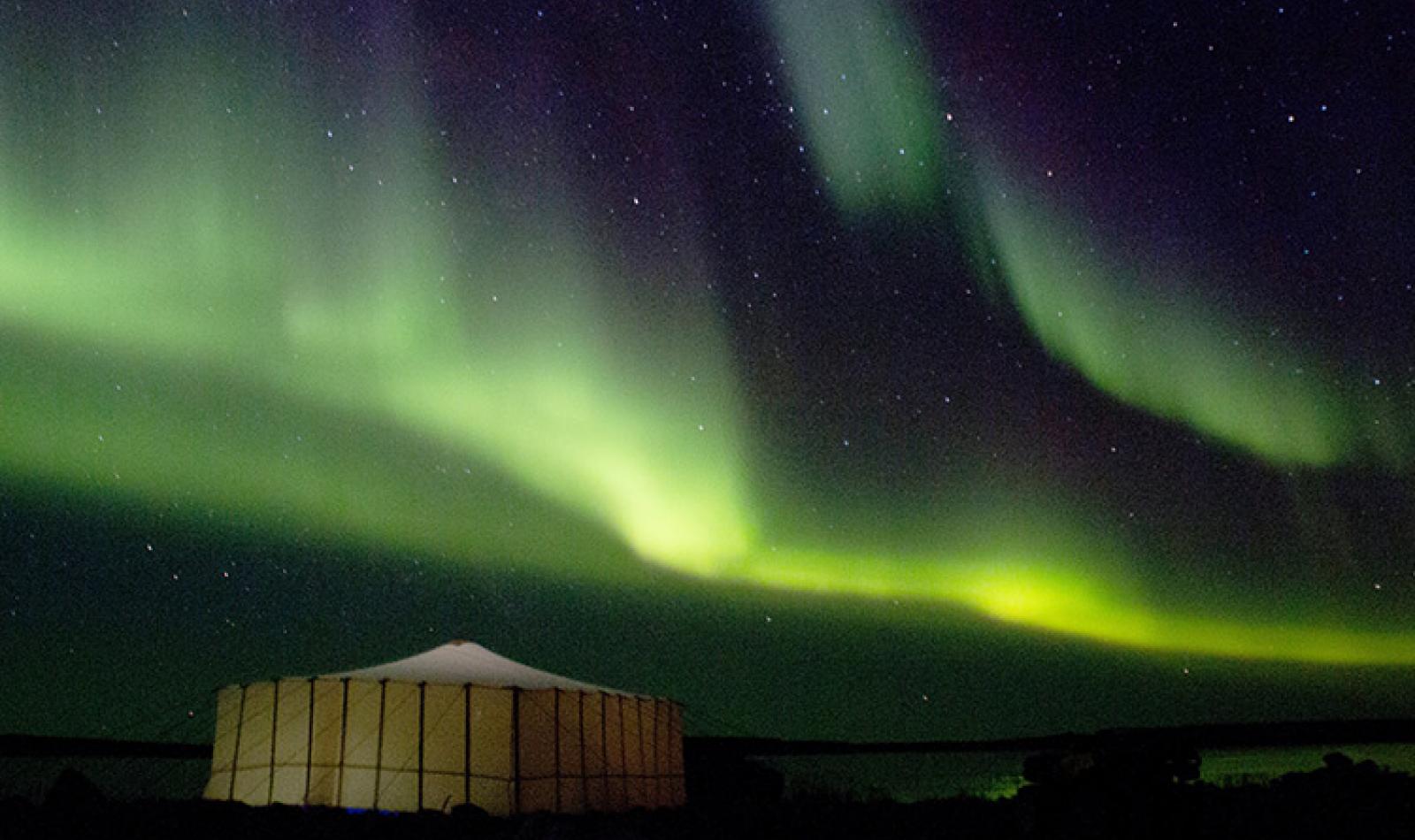 Aurores boréales et tente la nuit