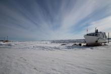 Bateau en cale sèche et plaine enneigée