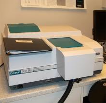 Spectrophotomètre UV/visible incluant le bloc de contrôle de la température pour les échantillons (Cary 300)