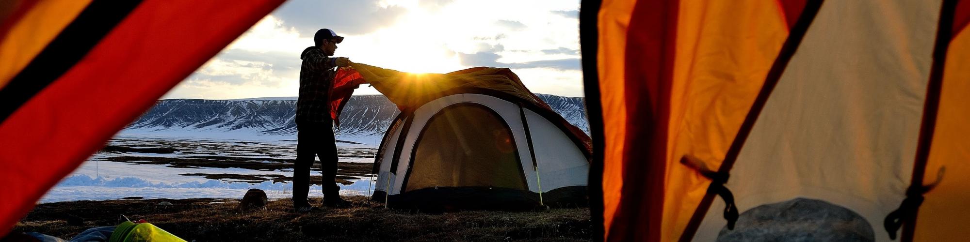 Vue du lever de soleil à partir d'une tente